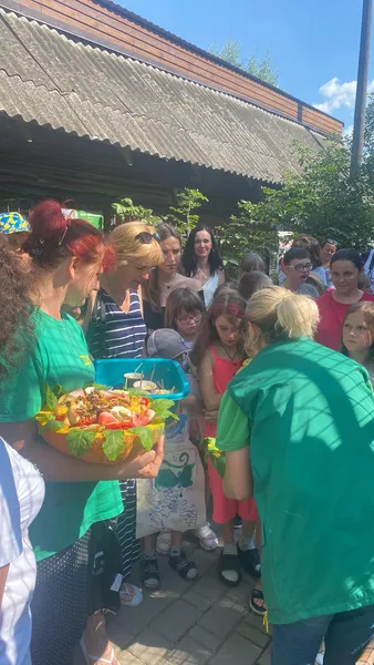 Долучились й відвідувачі: у Луцькому зоопарку годували тваринок морозивом (фото)