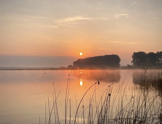Світязь вкрився ранковим туманом: неймовірні кадри (фото)