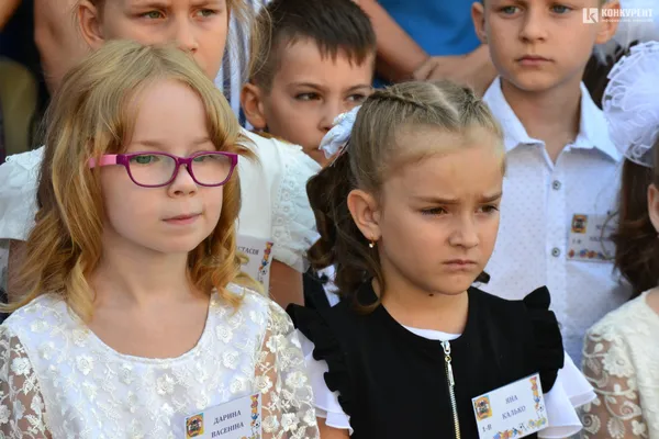 Якими були зачіски першокласниць луцької школи №9 (фото)