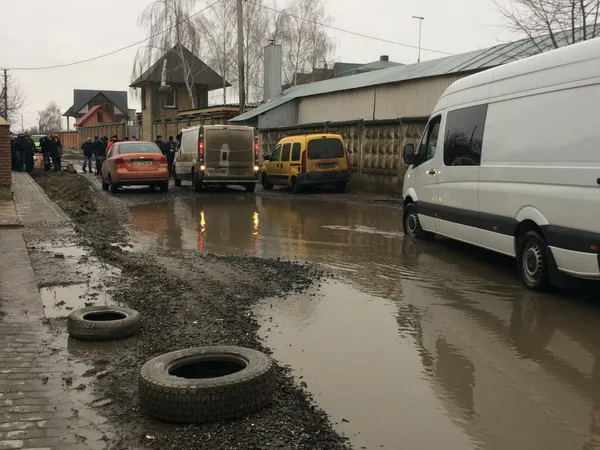 Лучани тимчасово перекрили рух транспорту. Тому водії змушені були розвертатися