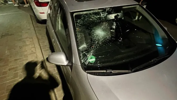 Збив дорожній знак та протаранив припарковане авто: у Луцьку нетверезий водій влаштував ДТП (фото)