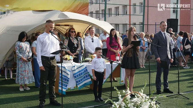Квіти, дзвоники і діти: як у Луцькому ліцеї №9 відзначили 1 вересня (фото)