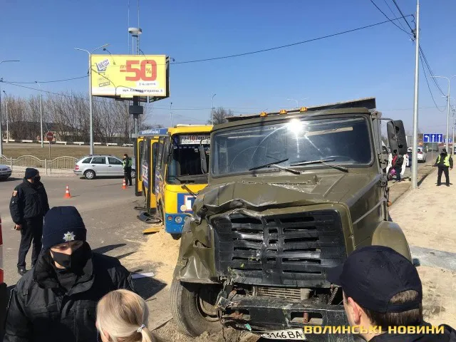 У Луцьку маршрутка протаранила вантажівку. Семеро людей – в лікарні (фото, відео)