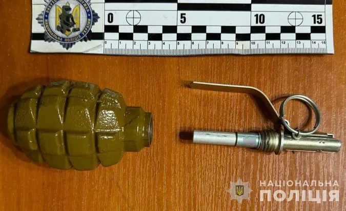 На Волині затримали «бізнесмена», який продавав гранату Ф-1 і запал до неї (фото)