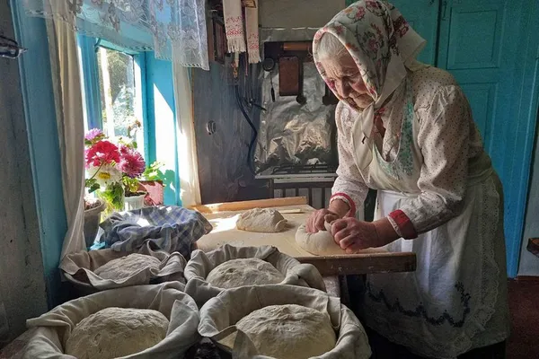 Процес замішування тіста.