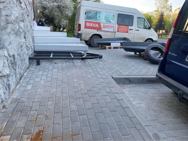 Такий вигляд мав тротуар раніше. Пересуватись ним було справді проблематично