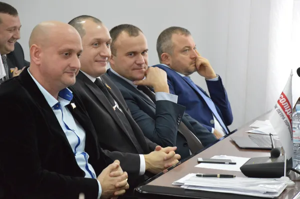 Луцька міська рада працюватиме з новим регламентом та «п'ятою рукою» Романюка