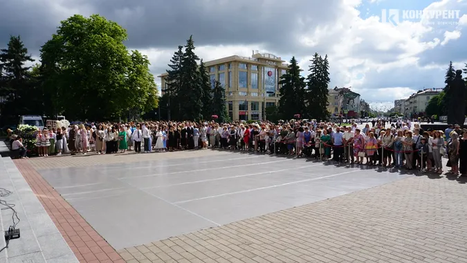 Як у Луцьку випускникам вручали медалі (фото)