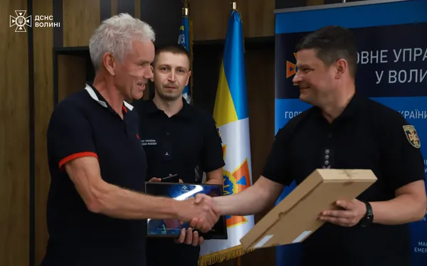 Волонтер із Швейцарії передав луцьким рятувальникам пожежну автоцистерну (фото)