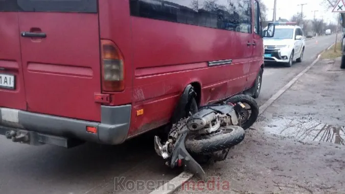 На Волині водій мотоцикла потрапив під колеса мікроавтобуса (фото)