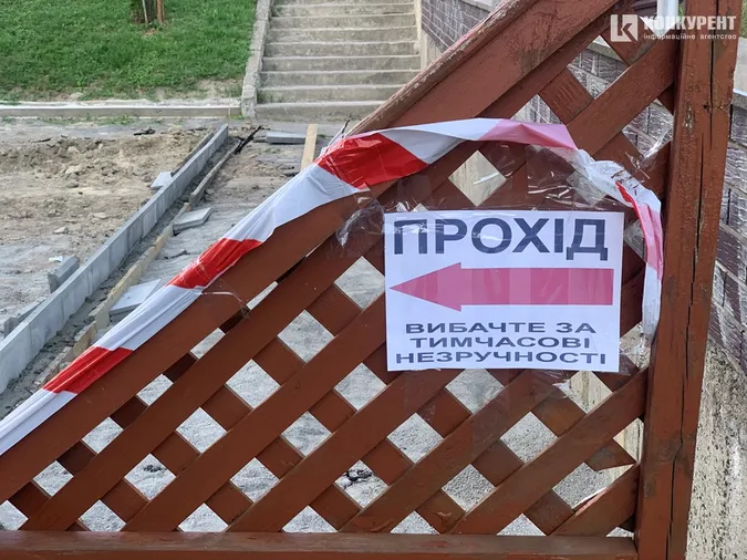 У Луцьку біля філармонії почали стелити нову бруківку (фото)