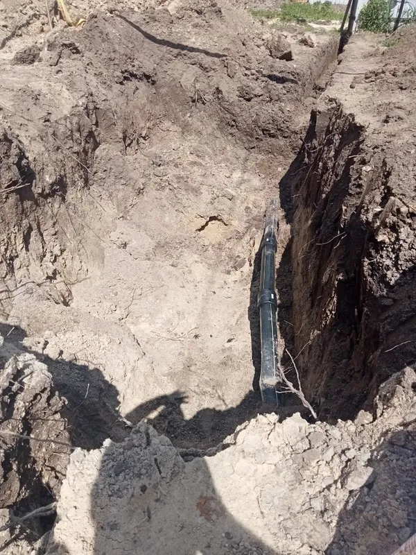 Ставили паркан і зачепили трубу: у селі біля Луцька – витік газу (фото)
