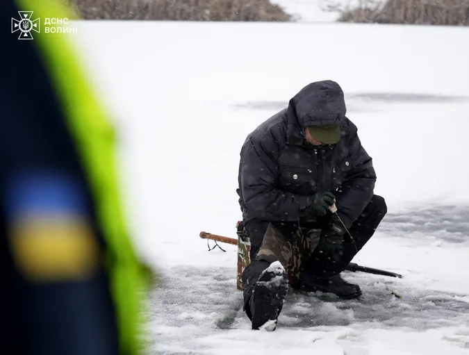 У Луцьку до рибалок на Теремнівських ставках завітали водолази (фото)