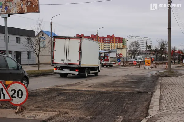 На Карпенка-Карого у Луцьку – велетенське провалля: коли його ліквідують (фото)