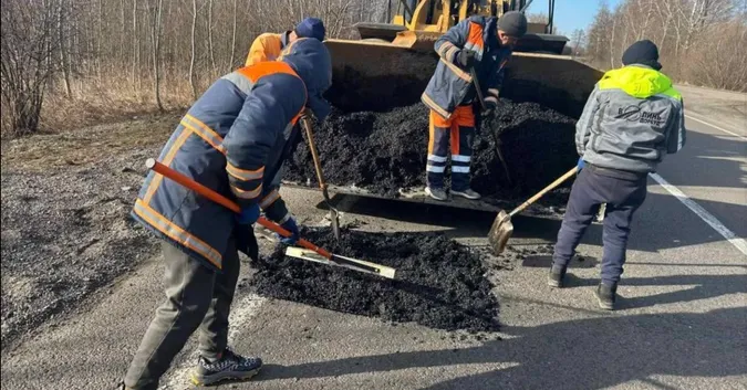 На Волині ремонтують ями на п’яти міжнародних та регіональних трасах (фото)