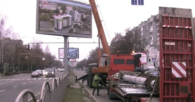 У Луцьку демонтують 25 старих білбордів (фото, відео)