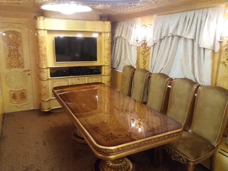Кухня, ванна та м'який куточок: «Укрзалізниця» показала VIP-вагон (фото)