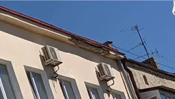 Небезпечно: в Луцьку в «Укрпошти» сиплеться фасад (фото)