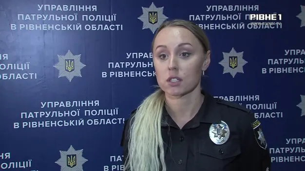 У Рівному на жінку з вікна впав диван (відео)