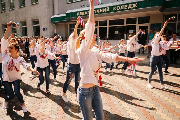 У Луцькому педколеджі відсвяткували День вишиванки (фото)