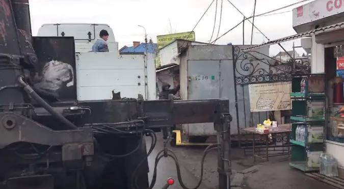 На Старому ринку в Луцьку знову стартував демонтаж (відео)
