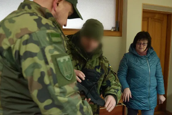 Бійцям батальйону «Луцьк» передали майже 300 пар зимового тактичного взуття