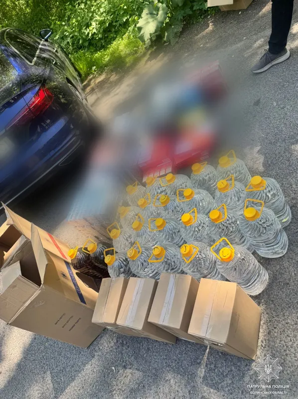 У 19-річного водія під Луцьком знайшли бутлі зі спиртом і «ліві» сигарети (фото)