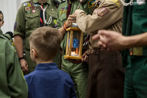 Із вогнем миру і співами: якою була остання в 2019 році сесія Луцької міської ради (фото)