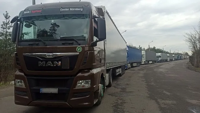 Час очікування вантажівок на кордоні навпроти «Ягодина» – понад місяць