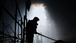 У Мукачеві другу добу гасять пожежу після російської атаки (фото, відео)