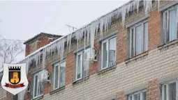 Увага, бурульки: лучан просять триматися на відстані від будинків
