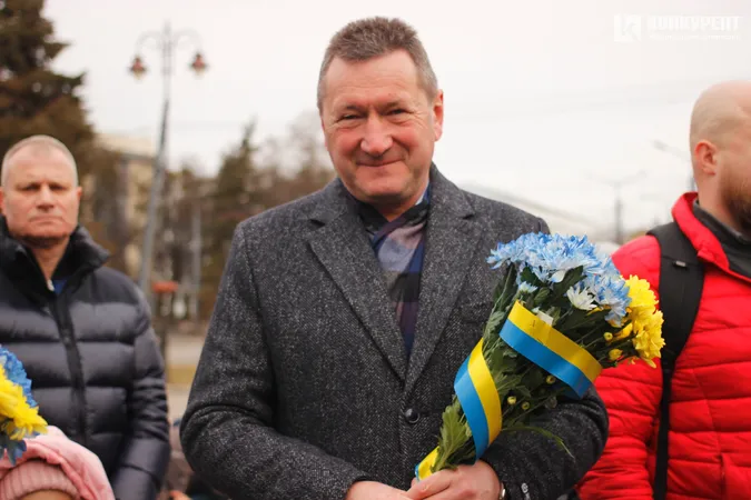 Квіти та сотні людей: у Луцьку вшанували пам'ять героїв Небесної Сотні (фото, відео)
