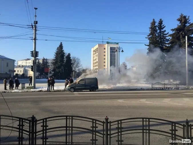 У центрі Луцька зайнявся автомобіль (фото, відео)