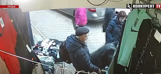На ринку у Луцьку «промишляють» кишенькові злодії: у жінки вкрали телефон (відео)