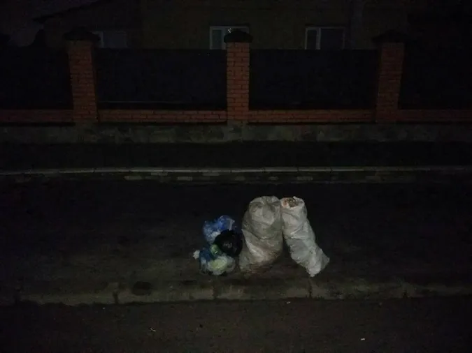 Муніципали повернули сміття неслухняному лучанину (фото) 