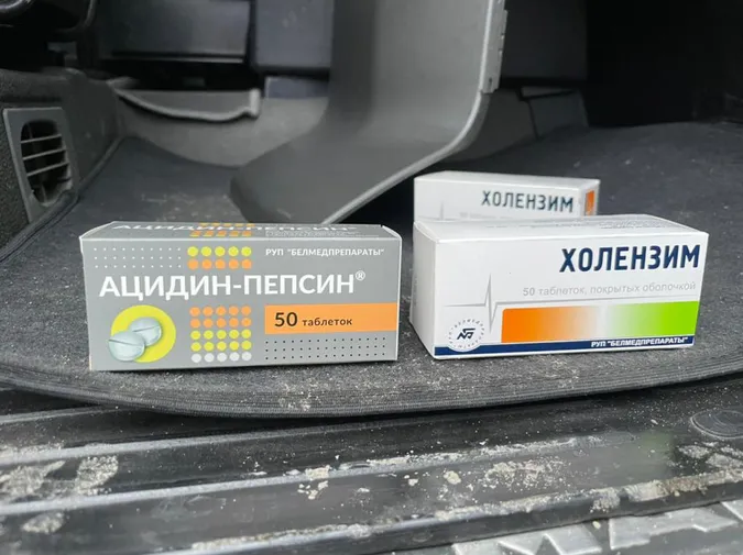 Розпихав усюди: волинські митники знайшли партію ліків в кабіні тягача (фото, відео)