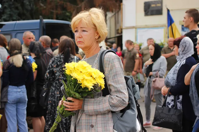 Стільки людей на похоронах давно не було: Луцьк прощався з трьома воїнами (фото, відео)