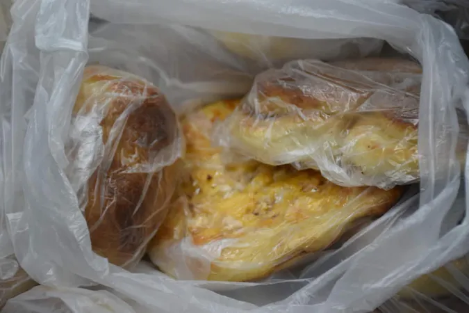 У Луцьку шкільні кухарі печуть булочки для тероборони (фото)