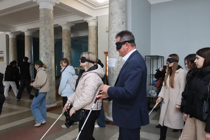 Луцьким студенткам завʼязали очі та відправили гуляти по місту: для чого (фото)