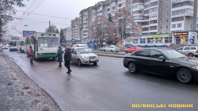 Не трамвай, але і не об'їхав: у Луцьку тролейбус «поцілував» таксі (фото)