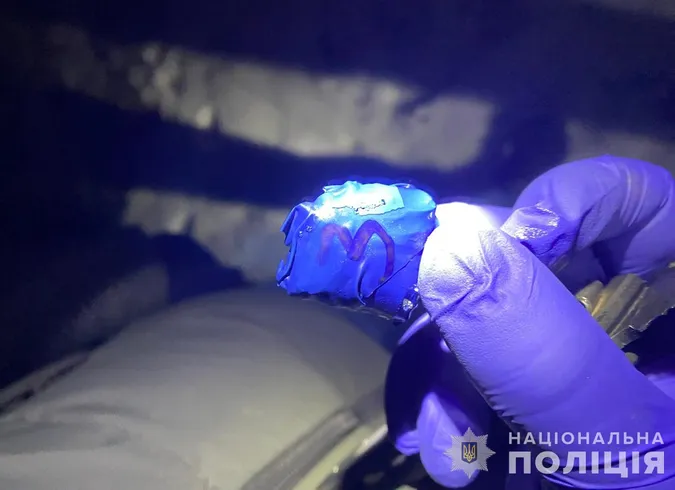 У лісосмузі під Луцьком 23-річна жінка розкидала наркотики (фото)