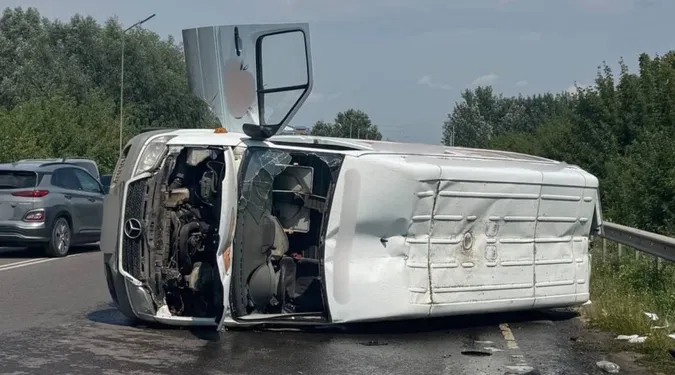 Летів на швидкості: у Рованцях 19-річний водій перекинув буса