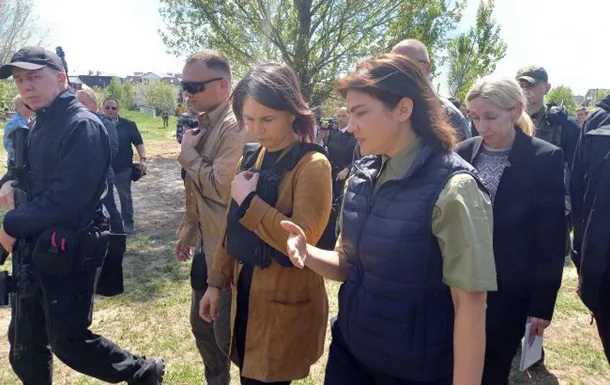 В Україну приїхала очільниця МЗС Німеччини – вона з Венедиктовою відвідала Бучу (фото)