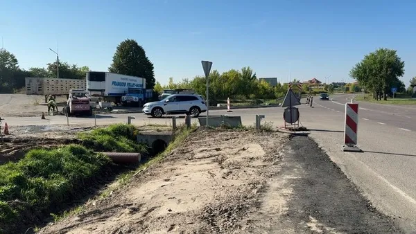 Працівники підрядної фірми працюють на ділянці дороги в Струмівці