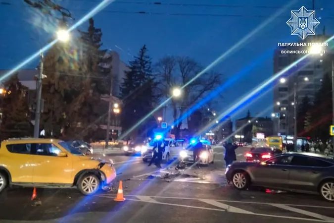 У центрі Луцька «пассат» протаранив дві автівки (фото)