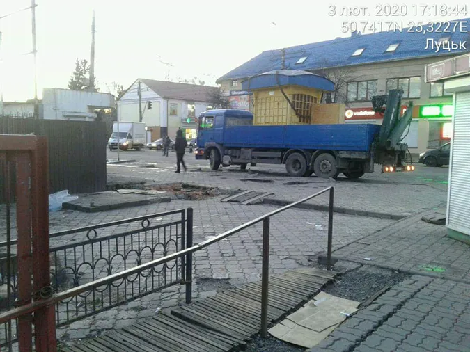 Демонтували перші незаконні МАФи біля Центрального ринку (фото)