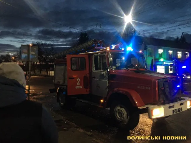 Знову сутички: муніципали зрізають «болгарками» паркан навколо ринку. Базарники перешкоджають (відео)