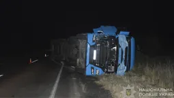 На Волині вантажівка збила велосипедиста і перекинулась: є травмовані (фото)