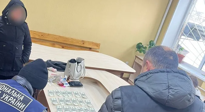 На Сумщині на хабарі у $3000 затримали працівницю ТЦК (фото)