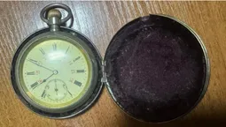 У «Ягодині» в киянки забрали антикварний годинник (фото)